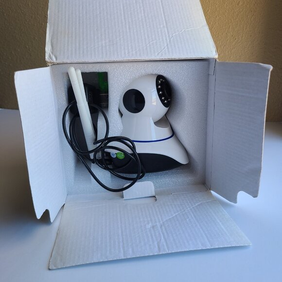 IP camera HD wifi pan/tilt with wall mount kit - Picture 2 of 5